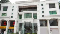 Hotel Monarch Aachal