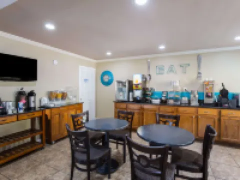 デイズ イン バイ ウィンダム フォリー フォーリーのホテル