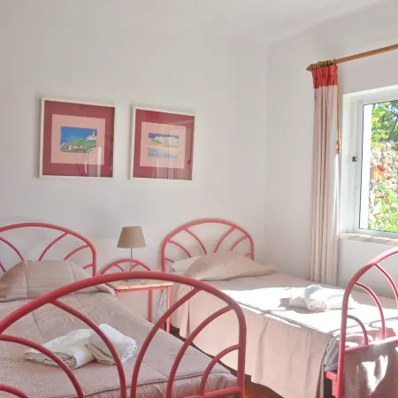 Stylish Well-Equipped, Private Pool, Close to Amenities, Free AC & Wifi