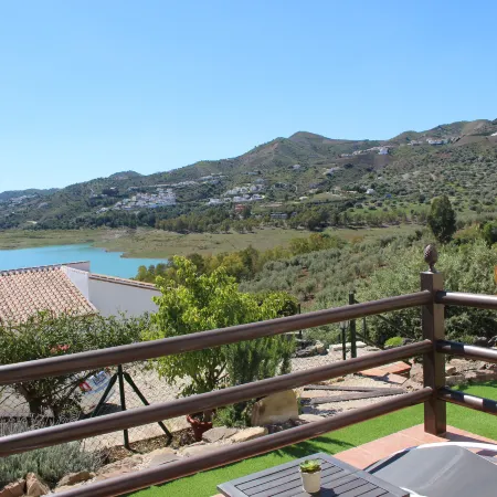 Serene Retreat in Lake Vinuela with Breathtaking Views