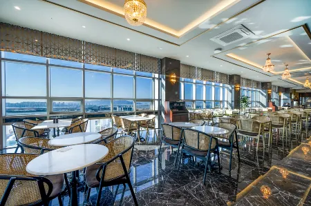 Layers The Luxurious Hotel Отели рядом с достопримечательностью «Museum of musical Instruments of the World»