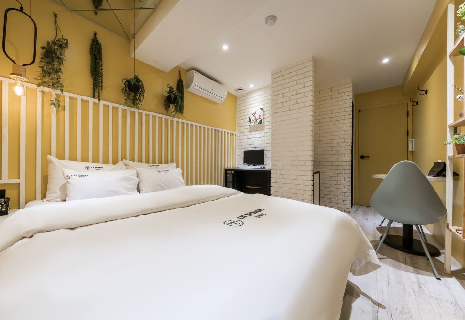 호텔여기어때의 깔끔하고 모던한 객실 내부 이미지