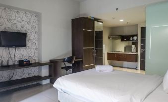 Classic Modern Studio Room Apartment at the Square Surabaya - Housity