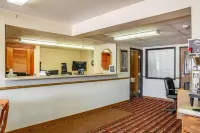 Magnuson Hotel Ironwood - parking