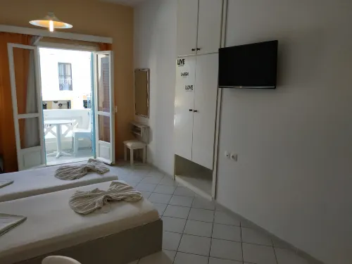 Renia Studios - Standard Studio Overlooking the Swimming Pool.
