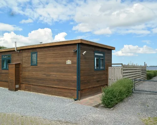 6 Pers. Holiday Home Aurora with Directly on the Lauwersmeer. Hotels in Anjum