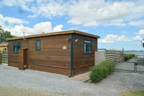 6 Pers. Holiday Home Aurora with Directly on the Lauwersmeer. Hotels in Anjum