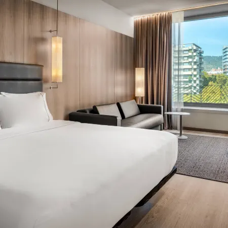 AC Hotel Diagonal l´Illa Отели рядом с достопримечательностью «Железнодорожный вокзал Ла-Бонанова»