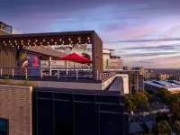 Radisson Red Johannesburg, Rosebank Hotel in zona Centro commerciale Killarney Mall