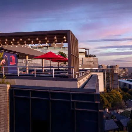 Radisson Red Johannesburg, Rosebank Отели рядом с достопримечательностью «Radiopark Building»