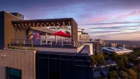 Radisson Red Johannesburg, Rosebank Hôtels à proximité de la Ellis Park Train Railway Station