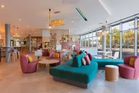 Hampton by Hilton Ashford International - Parkplatz