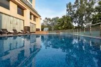Ramada by Wyndham New Delhi Pitampura - ที่มีสระว่ายน้ำ