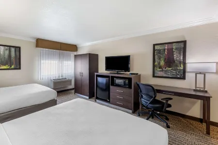 Best Western Town  Country Lodge Отели рядом с достопримечательностью «Rite Aid»