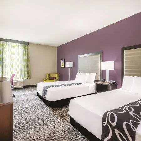 La Quinta Inn & Suites by Wyndham Clifton Park/Saratoga Area Отели в г. Халфмун