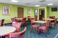 Quality Inn & Suites - Breakfast