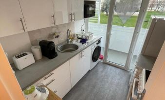 Superb Flat in Residence with Free Parking