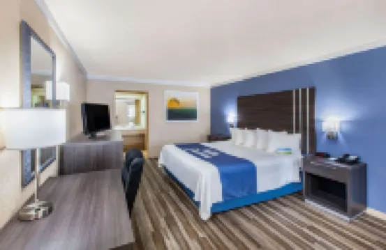 Days Inn & Suites by Wyndham Braunig Lake
