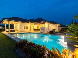 Modern 4 Bedroom Pool with Large Tropical Garden! (MS-30)