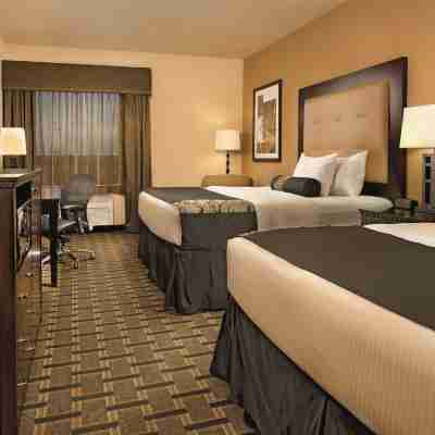 La Quinta Inn & Suites by Wyndham Denton - University Drive Rooms