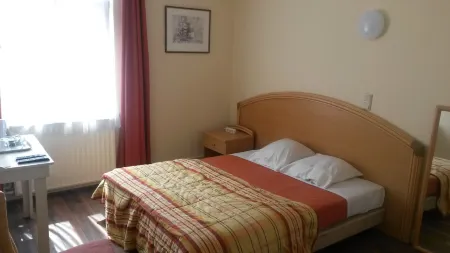 Hotel Queen Mary Отели в г. Моленбек-Сен-Жан