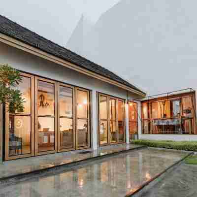 White Wall Riverfront Hotel Hotel Exterior