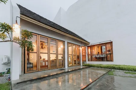 White Wall Riverfront Hotel Отели в г. Kamphaeng Phet