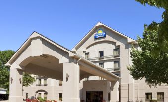 Days Inn & Suites by Wyndham Cedar Rapids