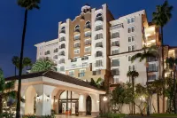 Embassy Suites by Hilton Santa Ana Orange County Airport Hotel dekat Versailles On the Lake