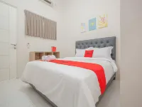 RedDoorz near Ciputra Golf Surabaya Hotel di Krian