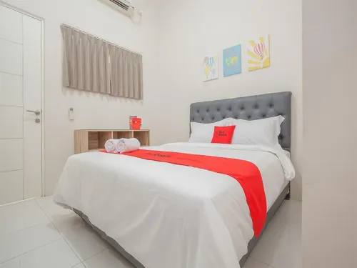 RedDoorz Near Ciputra Golf Surabaya Hôtels à : Lakarsantri