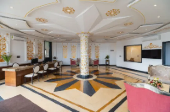 Traavista Aravali Mahal - Luxury Lake View Heritage Resort