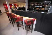 Ramada by Wyndham Wakefield - bar
