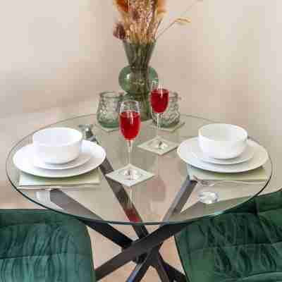 Luxury 1 Bedroom Serviced Apartment in the Heart of Stevenage Dining/Meeting Rooms