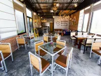 The Bike Loft Family Hostel Hotel dekat Paradise Valley World Open Light Buddha