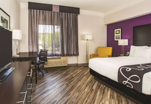 4. 라 퀸타 인 &..