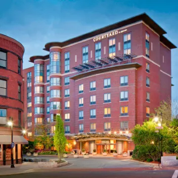 Courtyard Boston Brookline Отели рядом с достопримечательностью «Бостонский колледж»