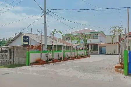 Urbanview Hotel Tirtamaya Jaya Indah Indramayu by RedDoorz Отели в г. Индрамаю