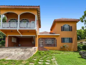 YanceyLargo- 4Br Villa Jacuzzi & Mountain Views by RedAwning