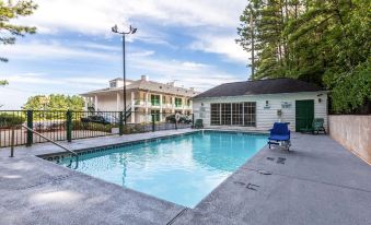 Quality Inn & Suites Near Lake Oconee