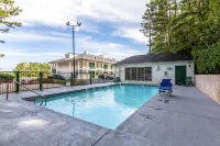 Quality Inn & Suites Near Lake Oconee Hotels in Greene County
