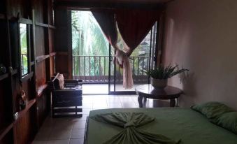 Hotel Cabinas y Tour Aaron Tortuguero - Housity