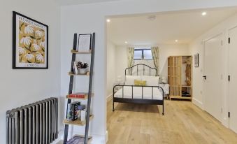 Luxury One Bedroom Greenwich Studio Apartment Near Canary Wharf by UnderTheDoormat