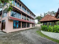 SPOT ON 93542 Suripah Kostel Syariah Hotel di Penambongan