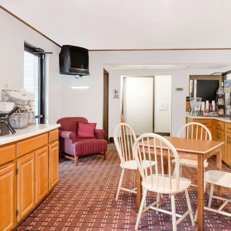 Super 8 by Wyndham la Vale/Cumberland Area Отели в г. Ла Вейл
