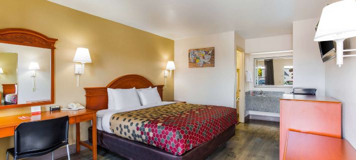 Econo Lodge Hotels in Wilson County