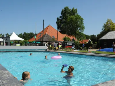 Unique 6 Hotel dekat Kinderboerderij Velserbeek
