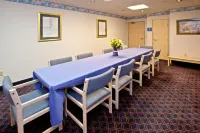 La Quinta Inn & Suites by Wyndham Elkhart - Parking