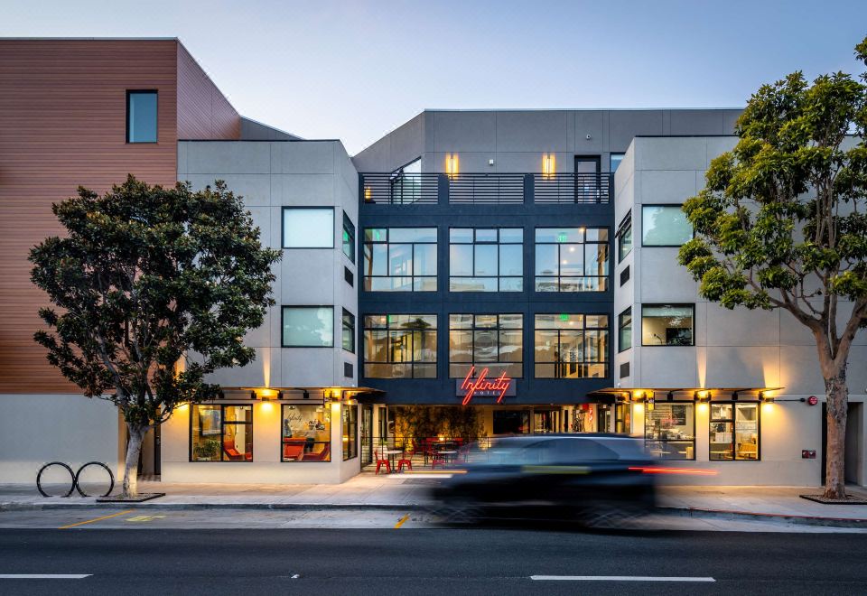 2. 인피니티 호텔 ..