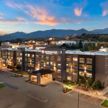 Best Western Plus Executive Residency Fillmore Inn Отели рядом с достопримечательностью «Парк Монумент Вэлли»